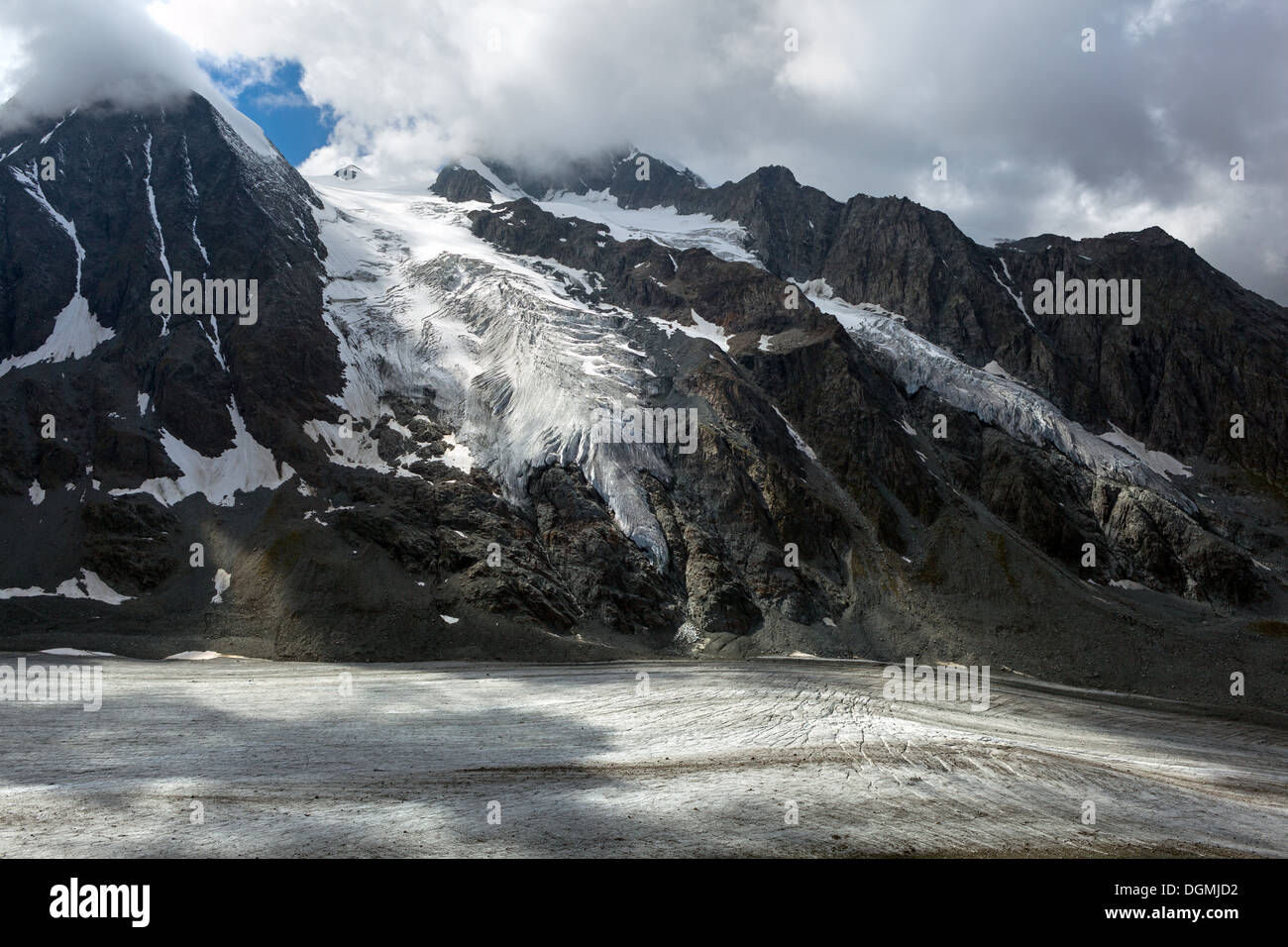 Belle Lumière sur le glacier de Corbassière dans le massif de montagne Grand Combin Banque D'Images