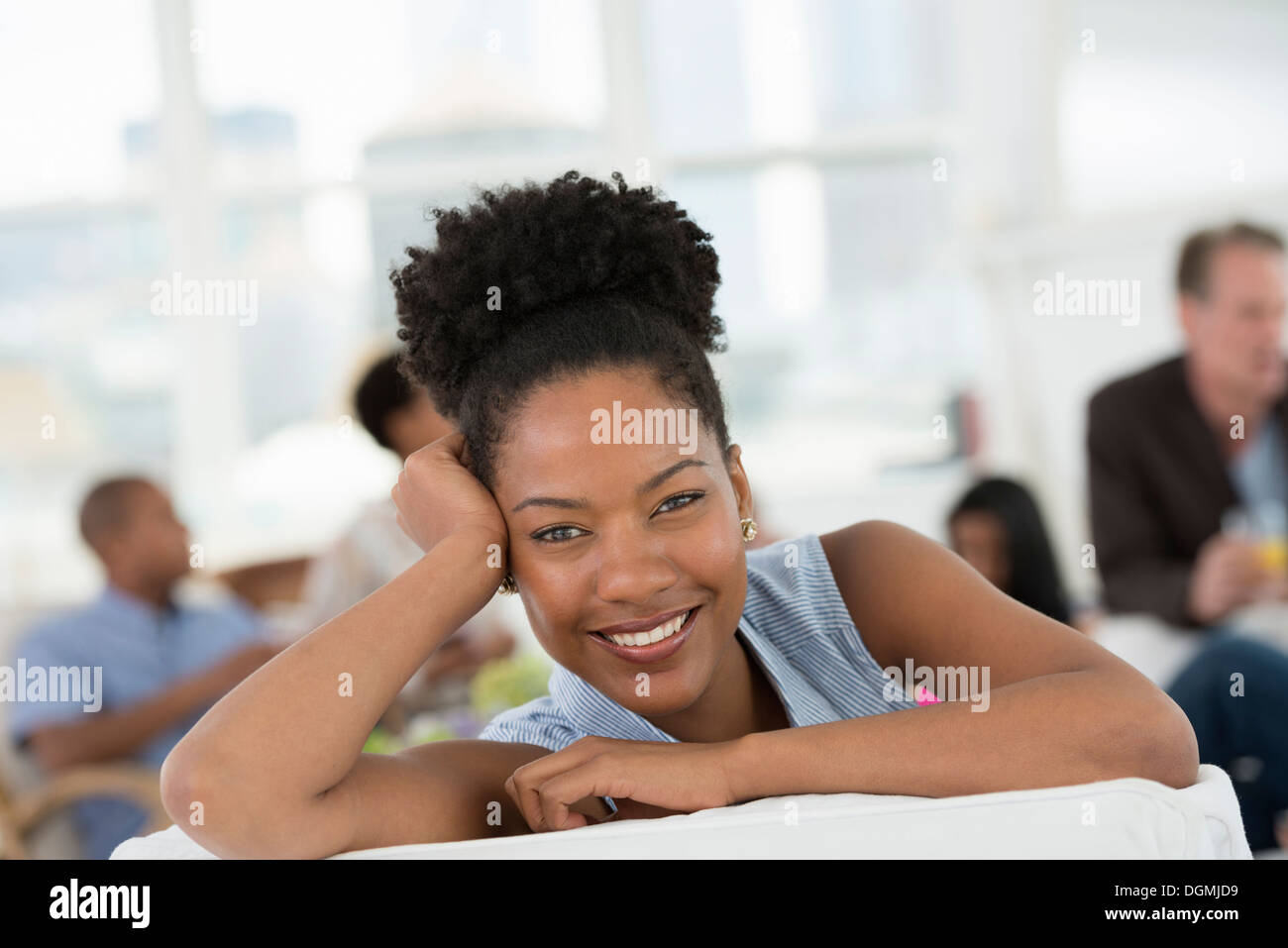 Groupe de personnes. Une jeune femme tout sourire. Banque D'Images