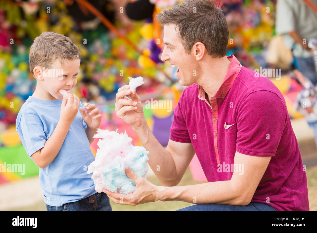 USA, Utah, Salt Lake City, dans l'heureux père avec son (4-5) au parc d'eating Cotton Candy Banque D'Images
