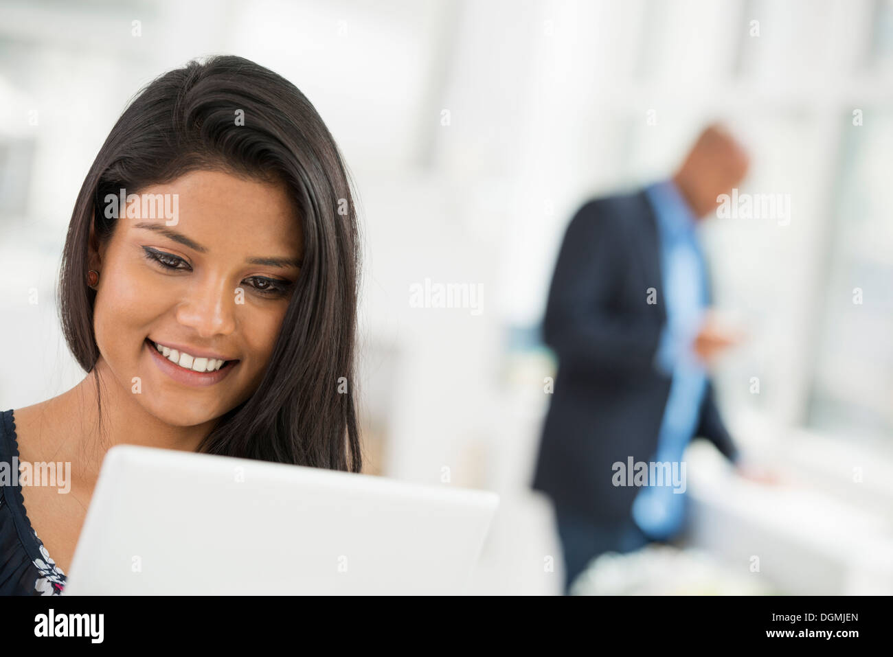 Les gens d'affaires. Une femme à l'aide d'une tablette numérique. Banque D'Images