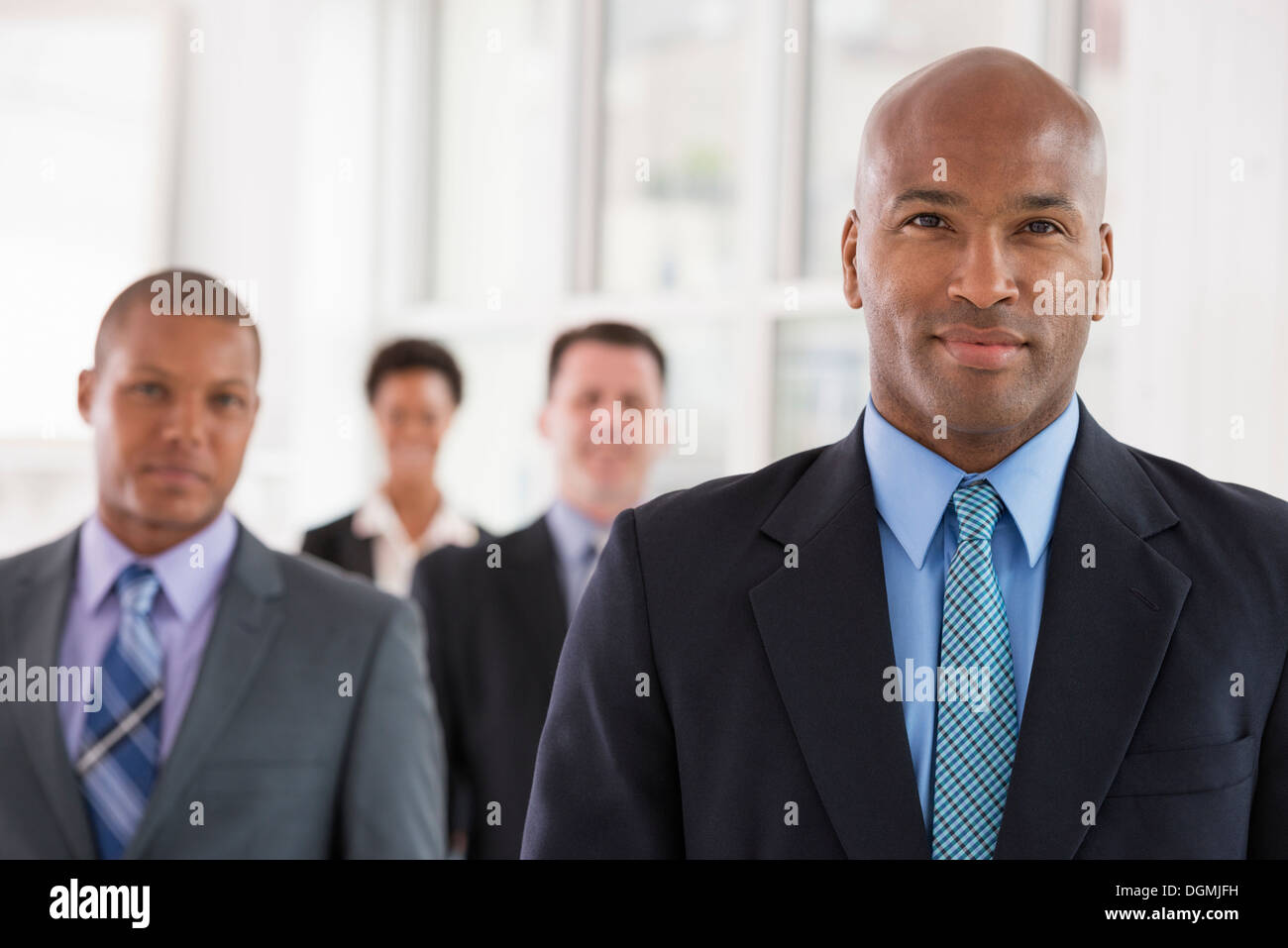 Les gens d'affaires. Une équipe de personnes, d'un service ou d'une entreprise. Trois hommes et une femme. Banque D'Images Les gens d'affaires. Une équipe de personnes, d'un service ou d'une entreprise. Trois hommes et une femme. Banque D'Images