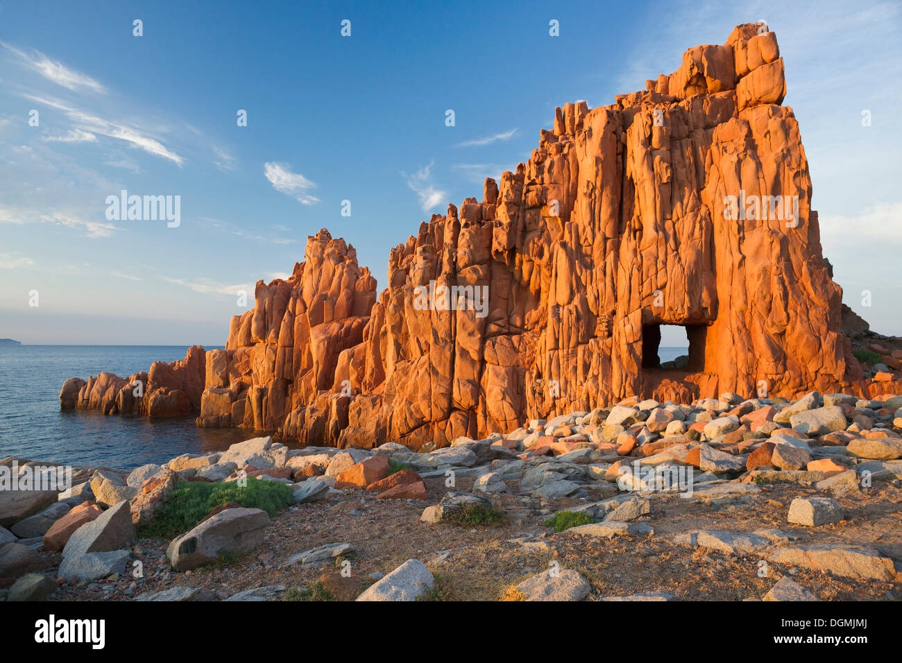 Plage de Rocce Rosse, rochers de porphyre rouge, Arbatax Tortoli, province de l'Ogliastra, Sardaigne, Italie, Europe Banque D'Images