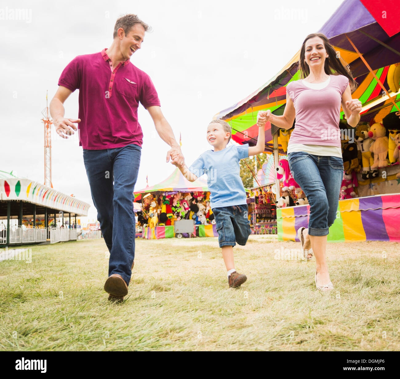 USA, Utah, Salt Lake City, une famille heureuse et fils (4-5) dans un parc d'attractions Banque D'Images
