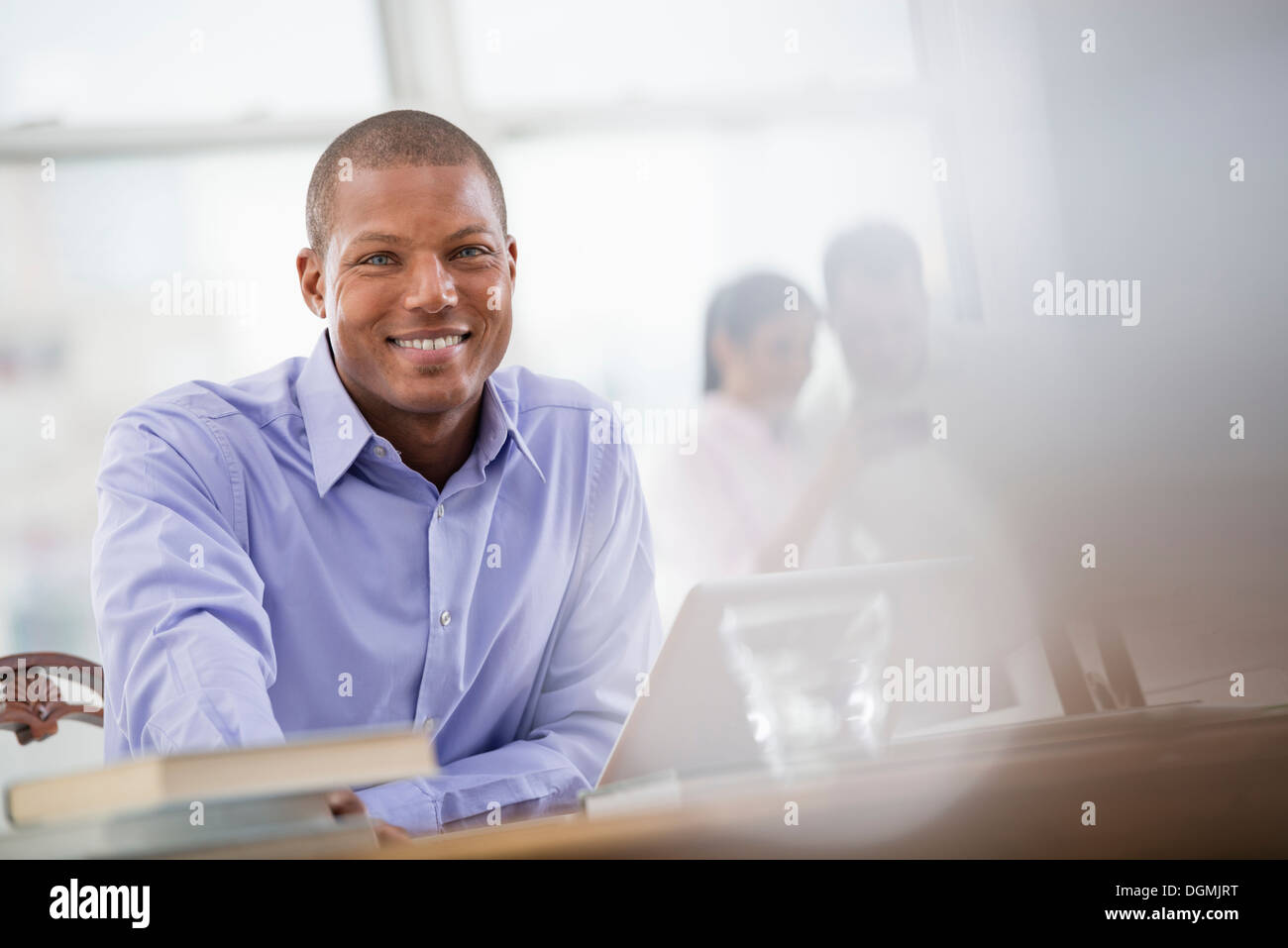 La vie de bureau. Un homme dans une chemise bleue. Banque D'Images