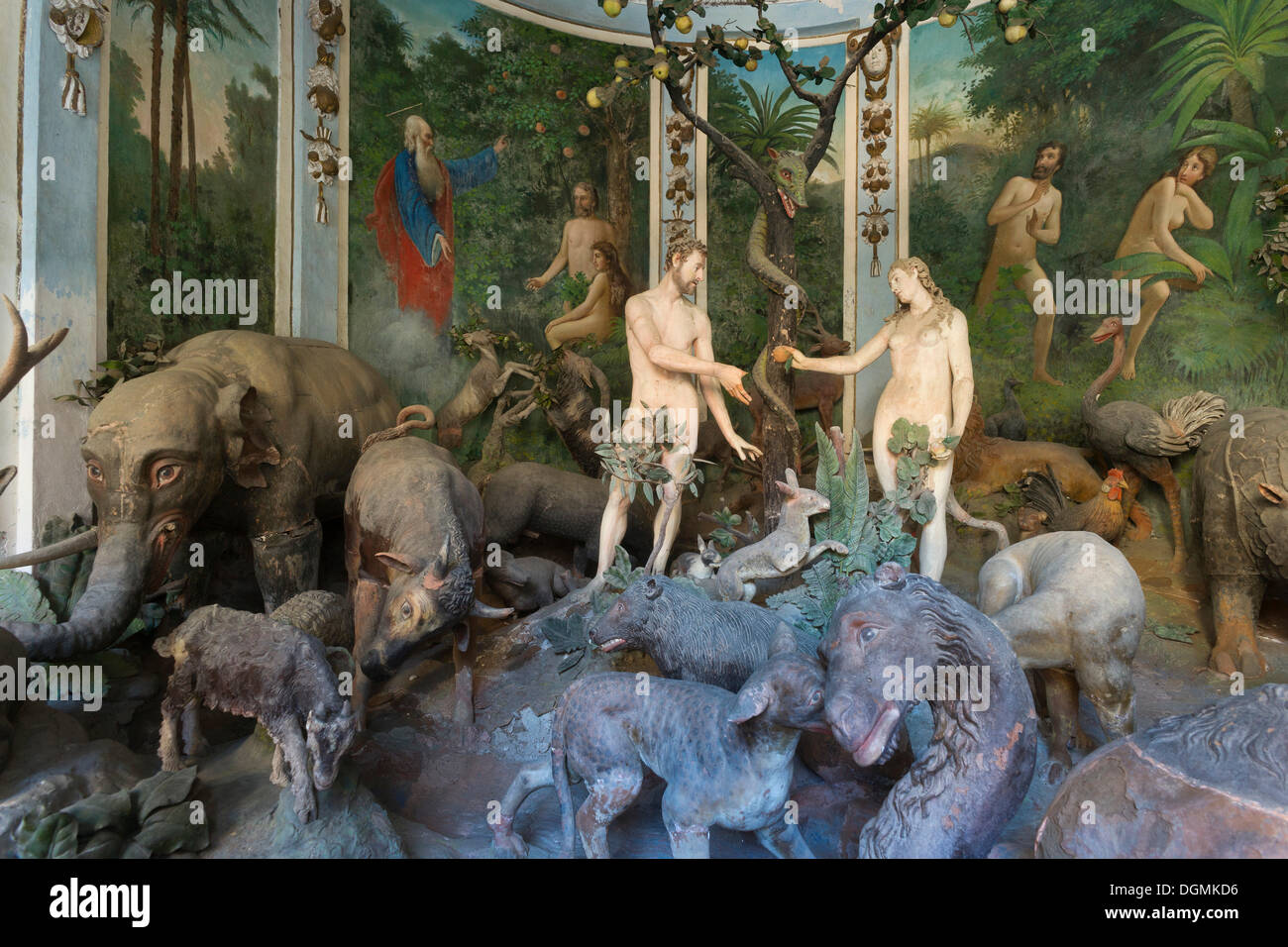 Sculptures d'Adam et Eve par l'artiste flamand Juan de Wespin, connu sous le nom de Il Tabacchetti, dans la chapelle avec la représentation Banque D'Images