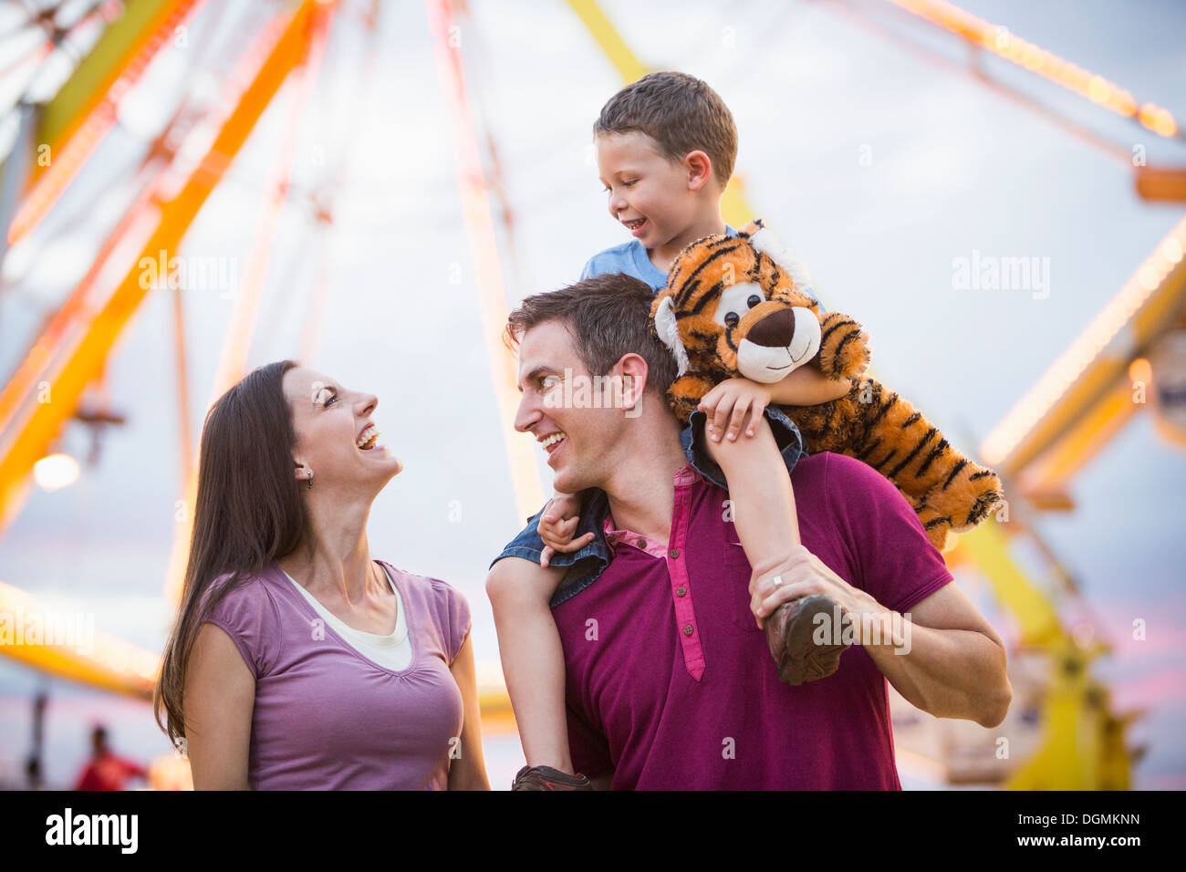 USA, Utah, Salt Lake City, Happy Family with son (4-5) dans un parc d'attractions Banque D'Images