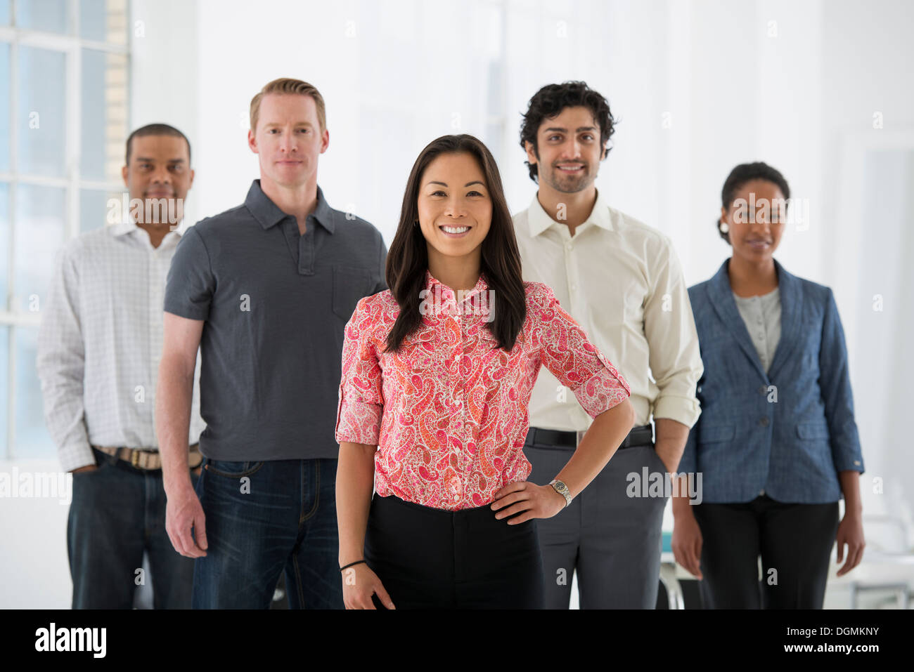 L'entreprise. Une équipe de personnes, un groupe ethnique, les hommes et les femmes dans un groupe. Banque D'Images