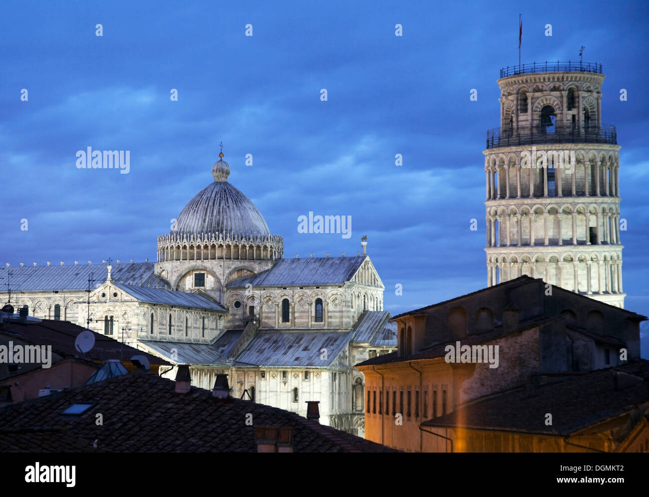 Le Campanile, la Tour Penchée de Pise et Duomo di Santa Maria Assunta cathedral, Pise, Province de Pise, Toscane, Italie Banque D'Images