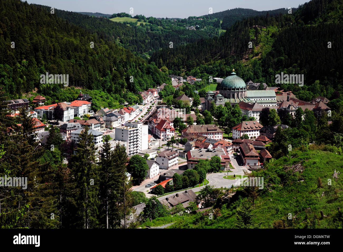 Vue de la ville avec la cathédrale du point de vue de Weissenstein, St Blasien, Forêt-Noire, Bade-Wurtemberg, Allemagne Banque D'Images