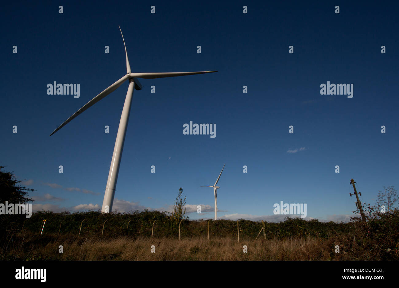 Une grande éolienne dans le soleil du matin avec ciel bleu. Banque D'Images