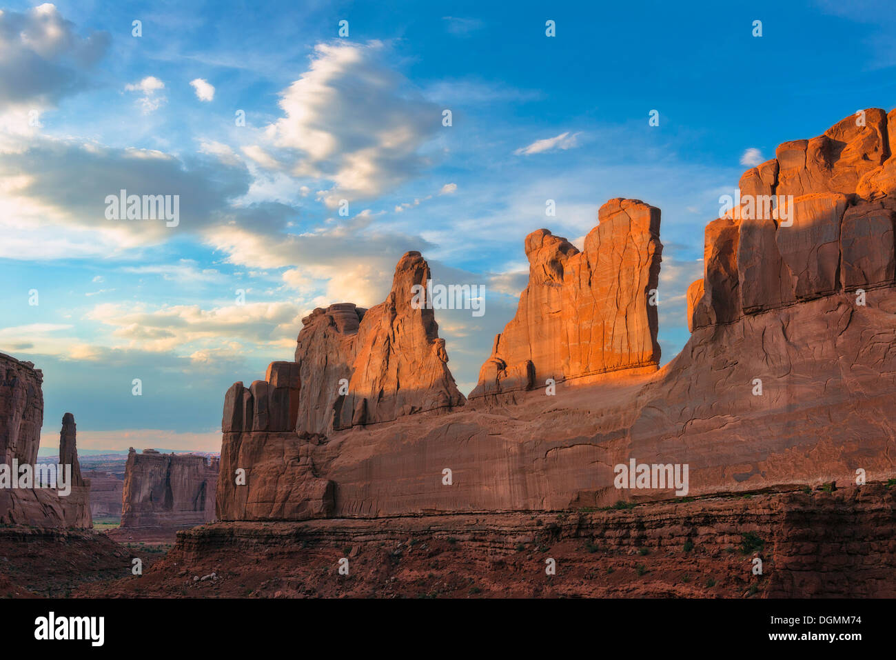 USA, Utah, Arches National Park, des formations rocheuses érodées au lever du soleil Banque D'Images