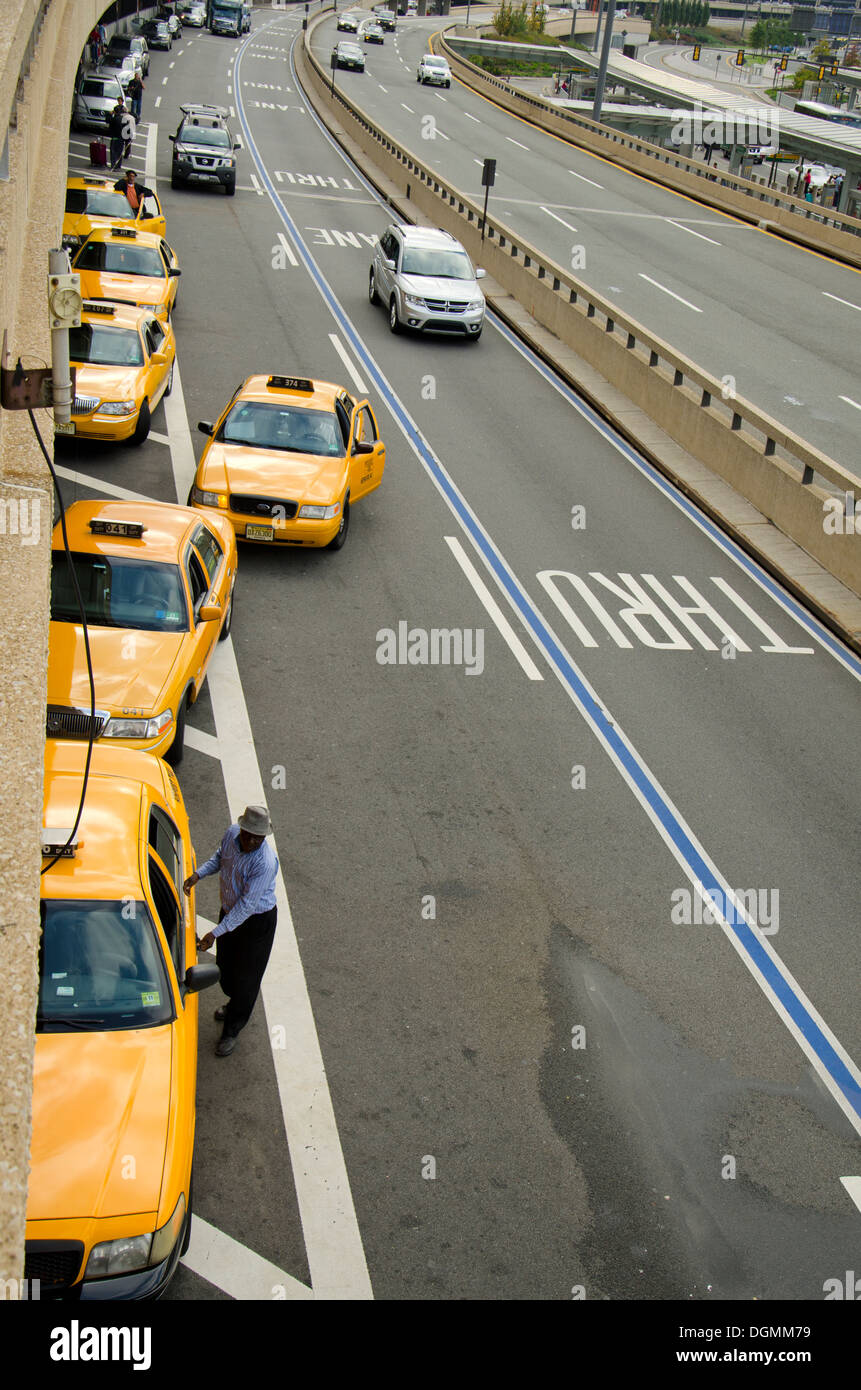 Les taxis jaunes au départ à l'aéroport de Newark. New Jersey, USA. Banque D'Images