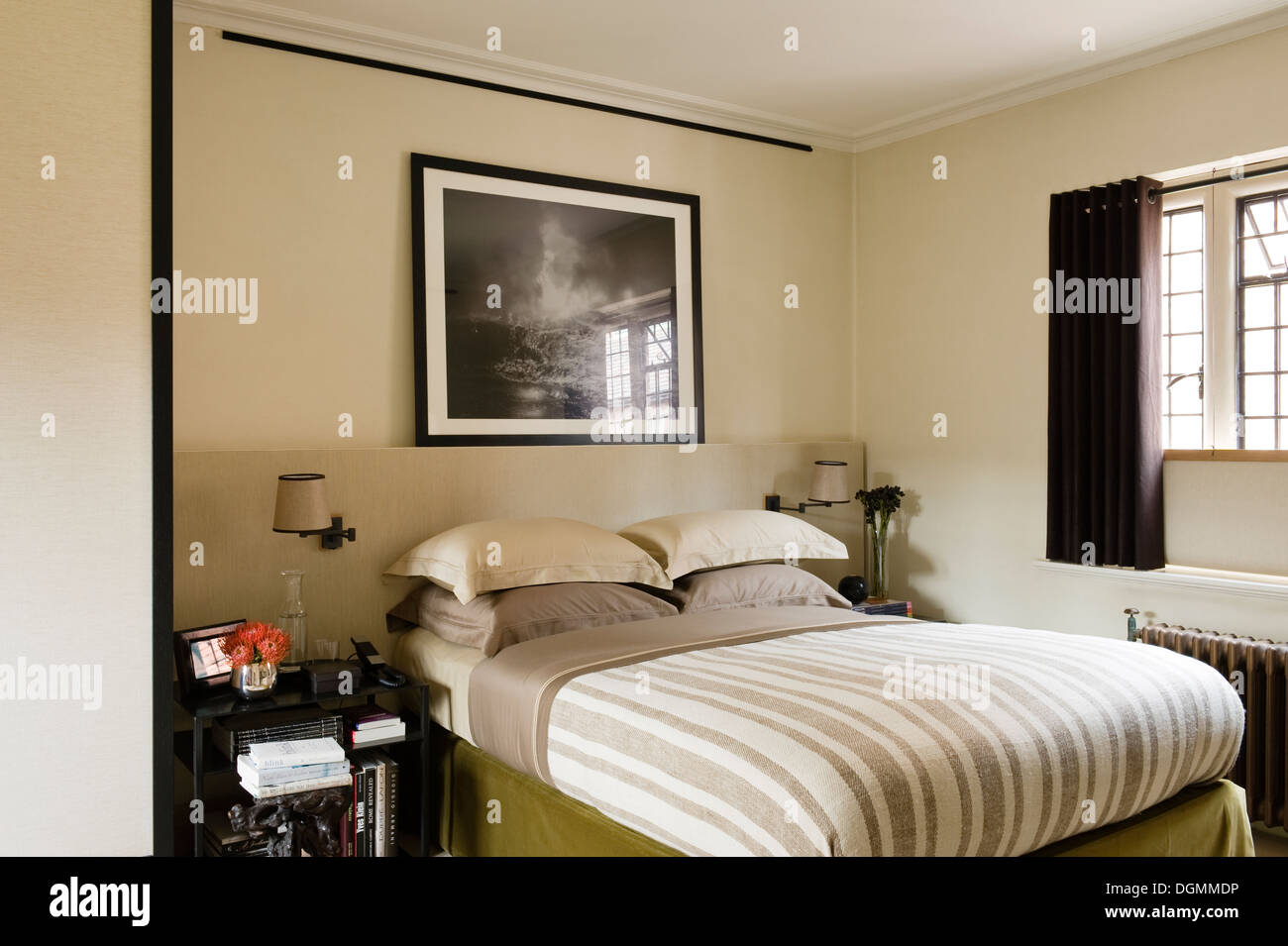 Grande photographie encadrée par Dodo Jin Ming au-dessus de lit avec couverture en cachemire à rayures Banque D'Images