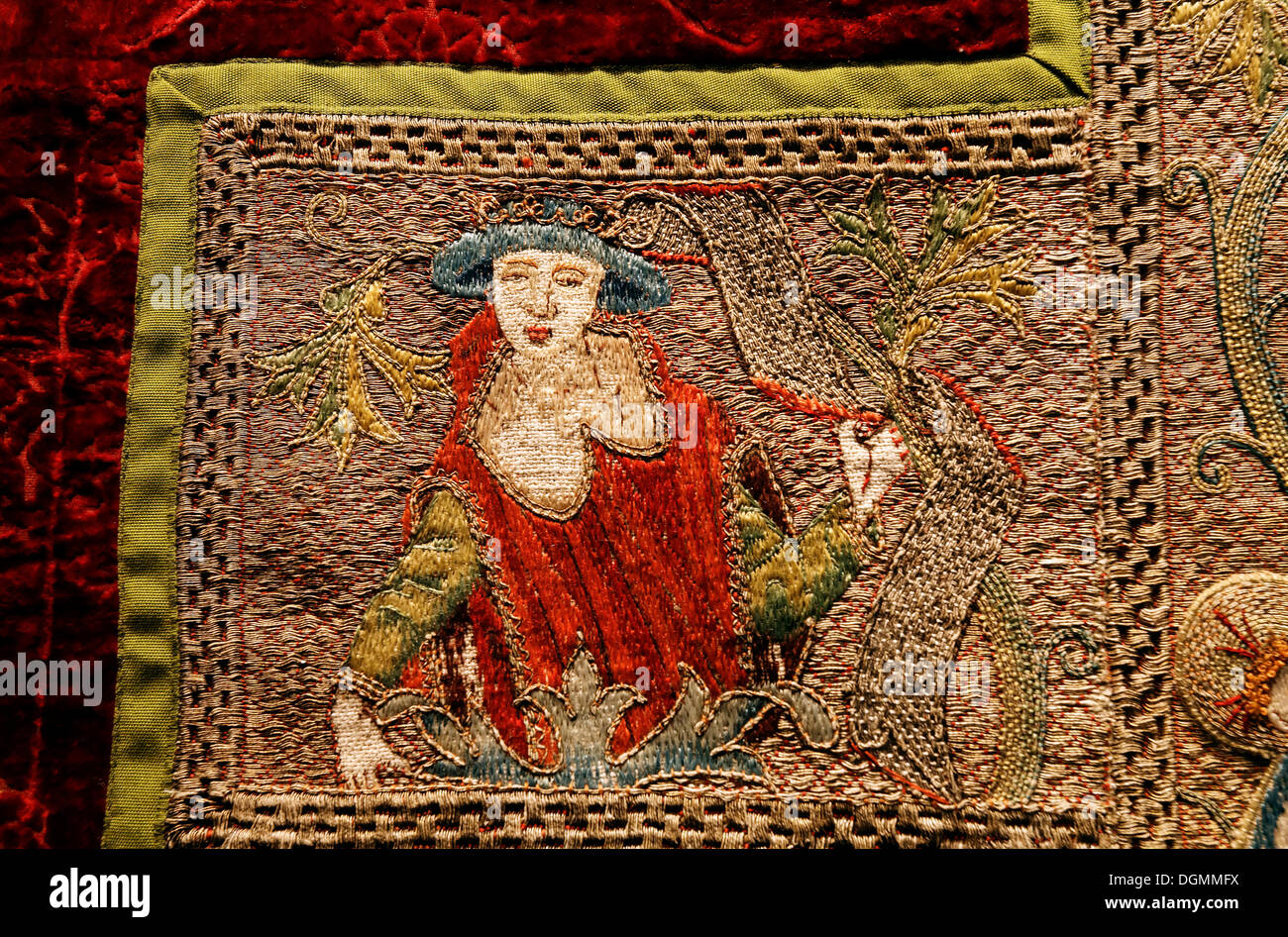 La figure d'une dame élégante avec un chapeau, des broderies sur une chasuble vêtement liturgique, historique, Musée Stiftsmuseum Banque D'Images