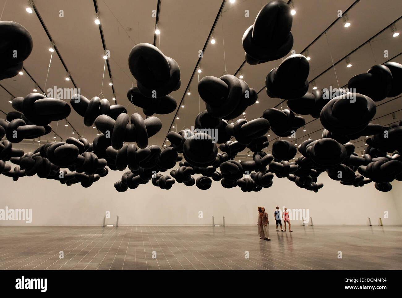 Tubes de pneus de camion comme plafond de nuages, à connexion spatiale par Michael Sailstorfer, Kunstsammlung Nordrhein-Westfalen, arts Banque D'Images