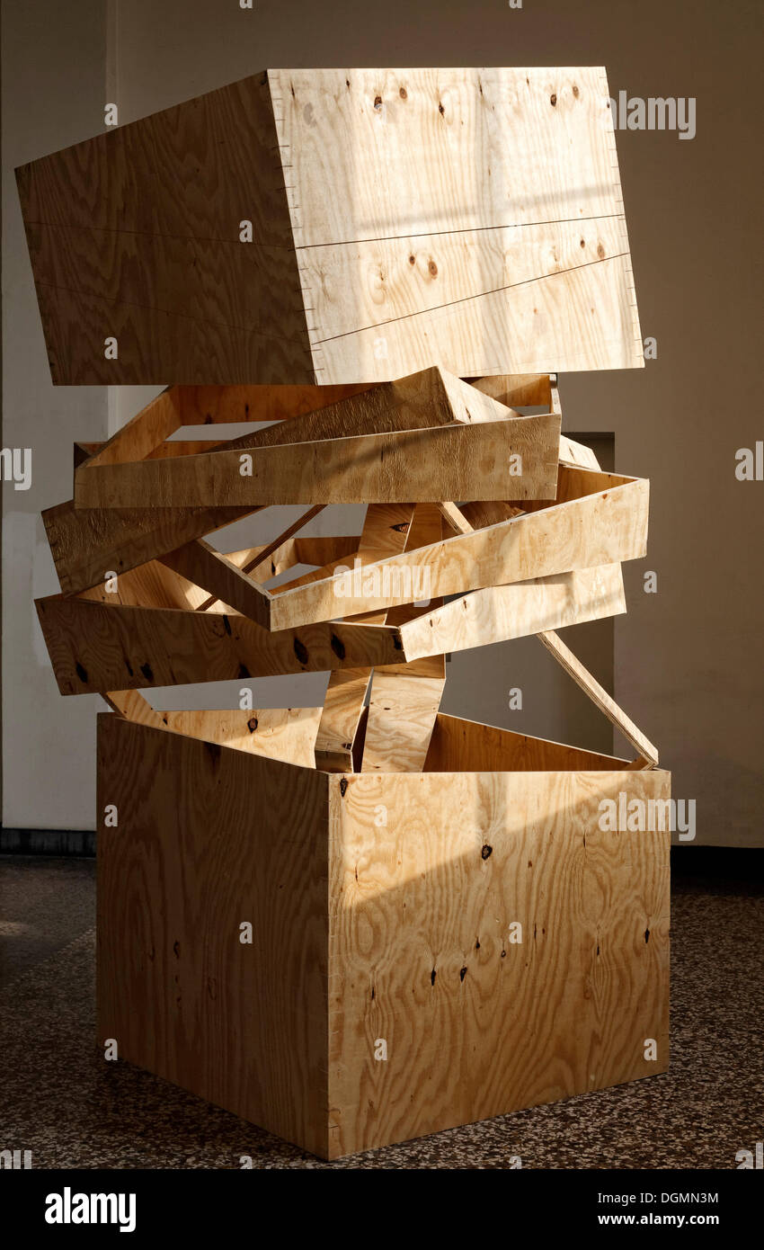 Sculpture en bois faite de boîtes, exposition de travaux d'étudiants, Kunstakademie Düsseldorf, Rhénanie du Nord-Westphalie arts academy Banque D'Images