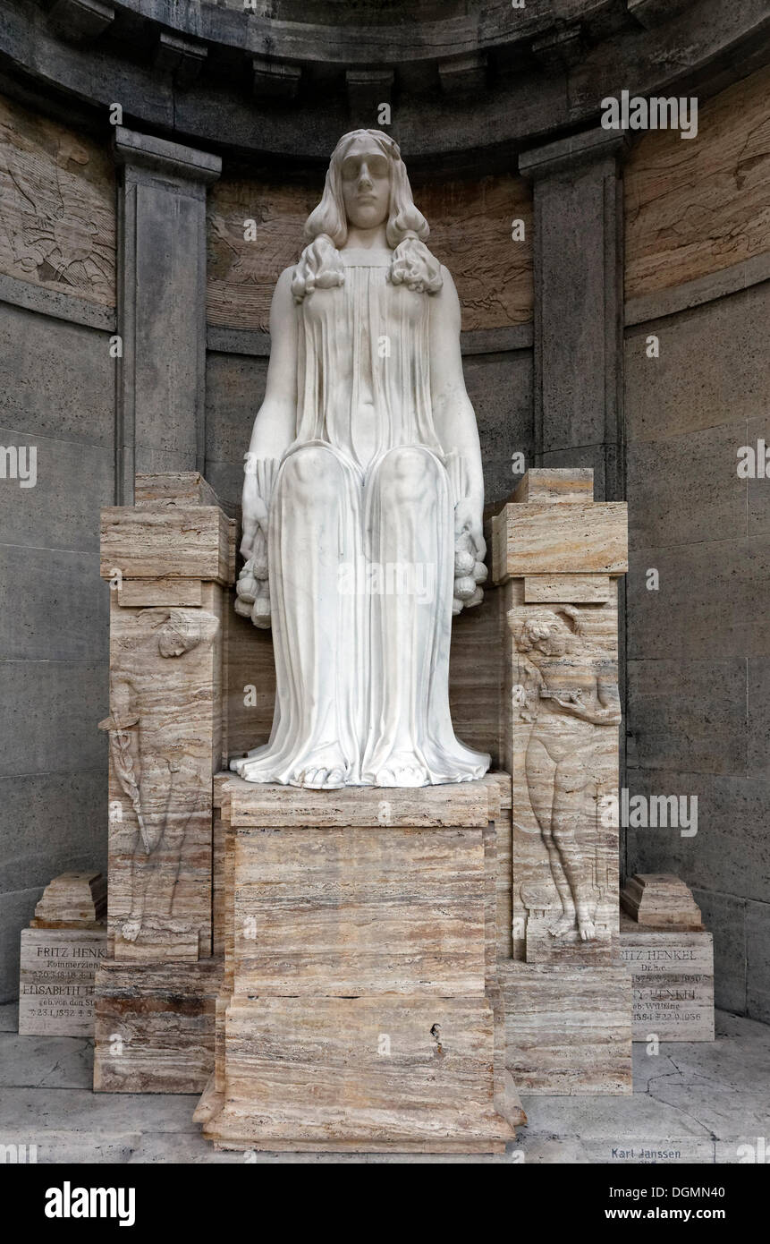Sculpture Monumentale d'une femme en deuil, mausolée historique de la famille d'industriels, Henkel Nordfriedhof Cemetery Banque D'Images