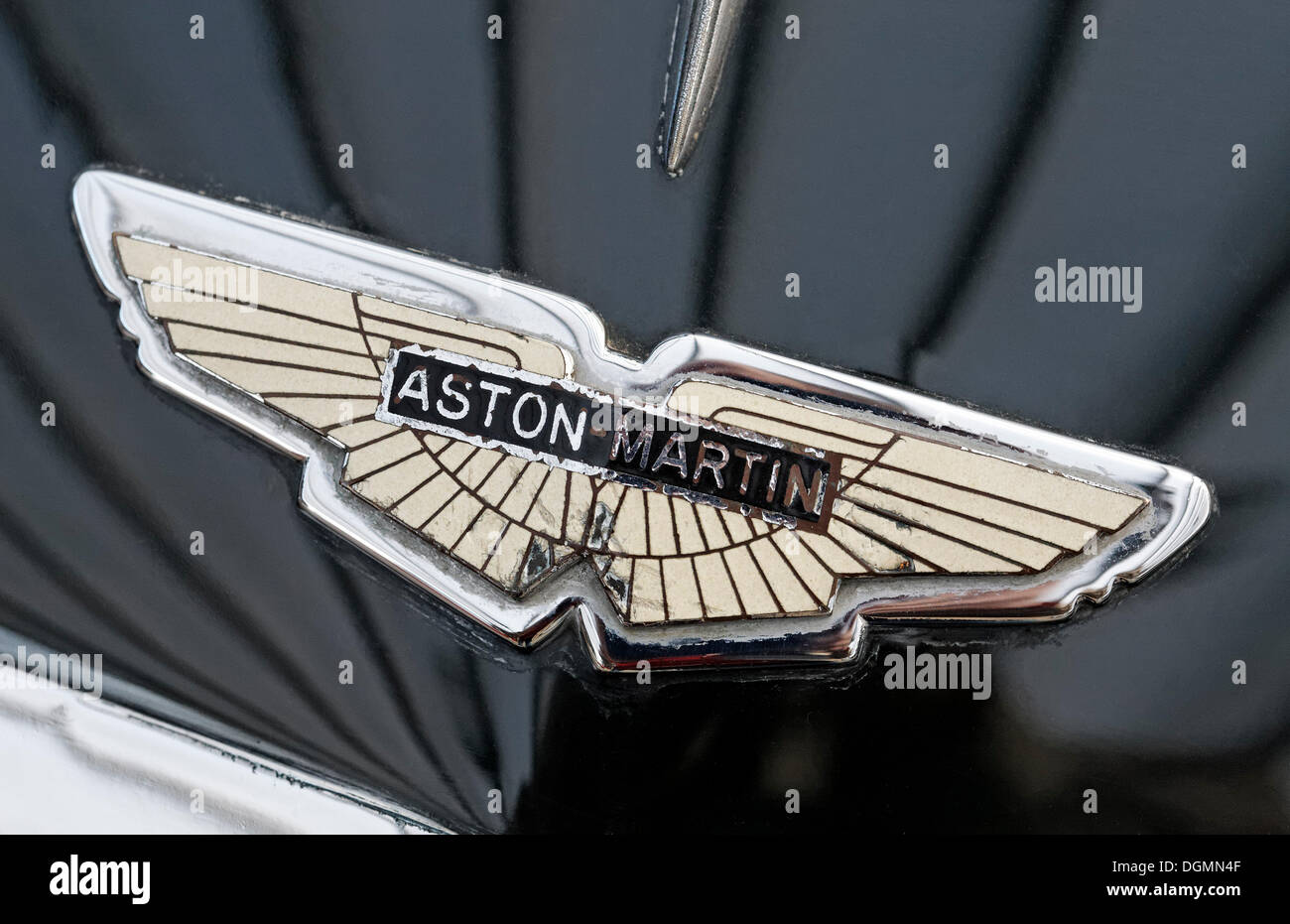 Ancien logo Aston Martin sur le capot, la marque automobile pour voitures sportives Banque D'Images