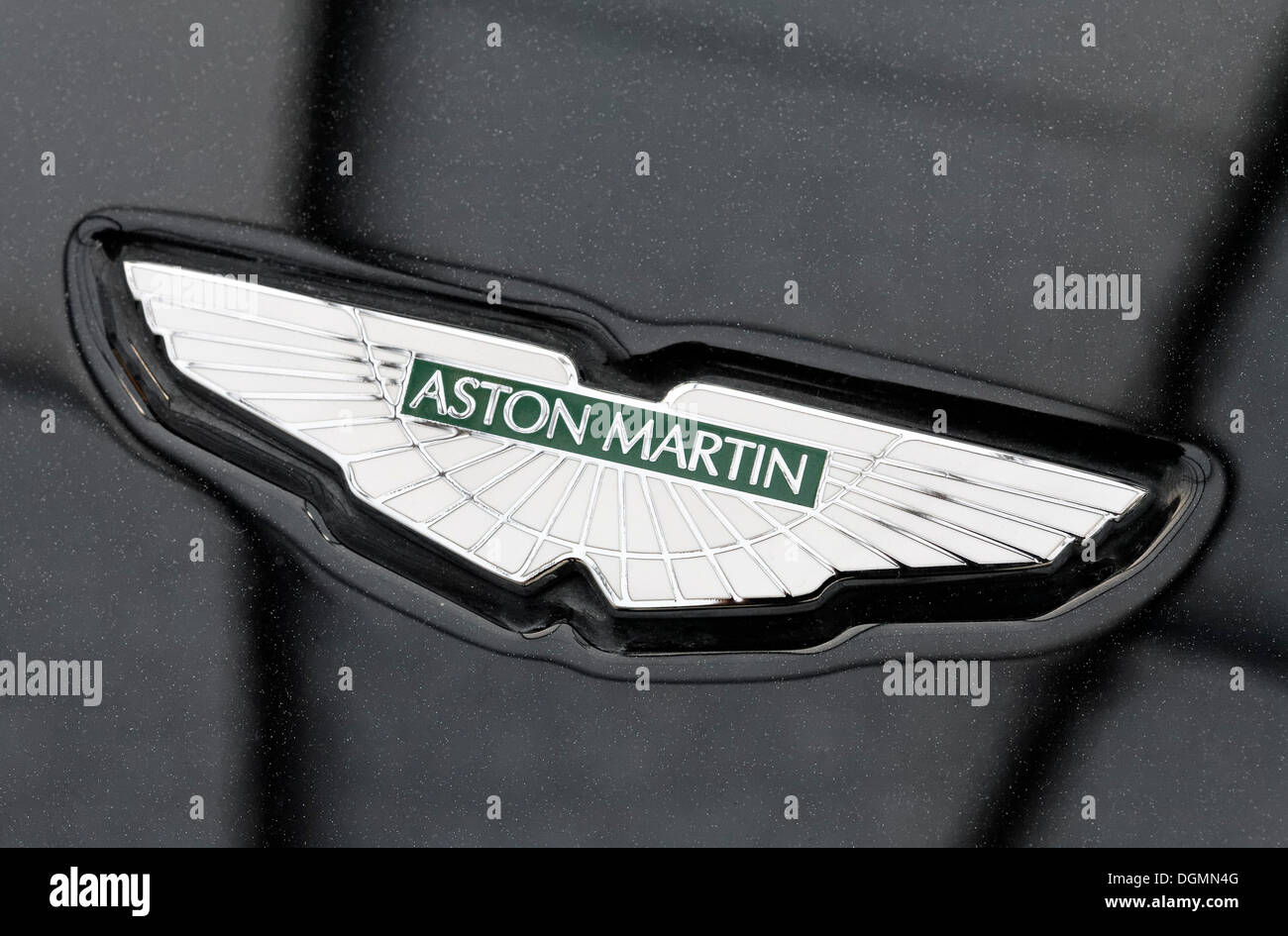 Aston Martin logo sur le capot, la marque automobile pour voitures sportives Banque D'Images
