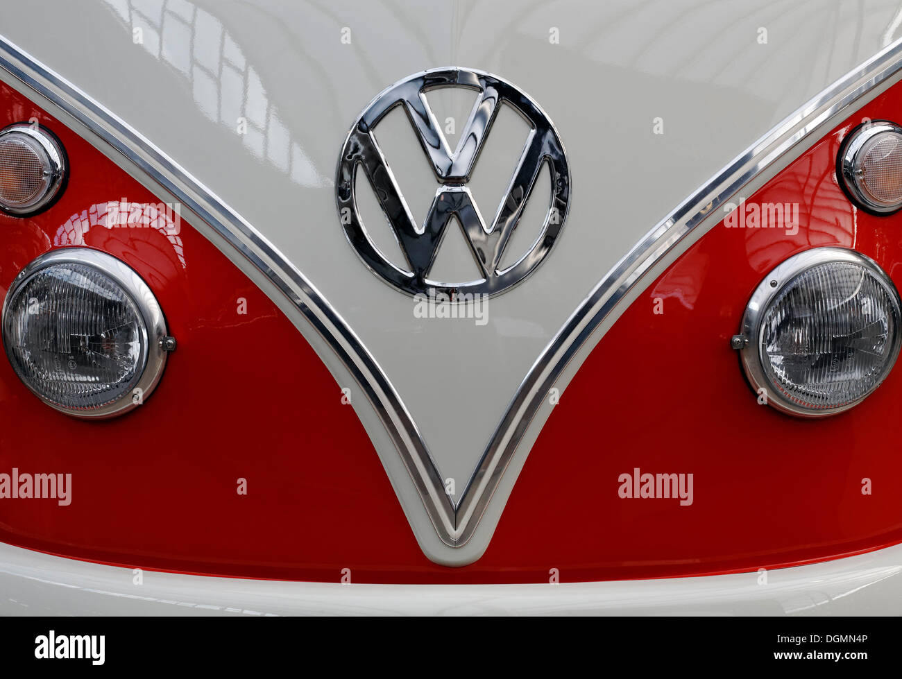 VW Bus ou van, Bulli, modèle T1 des années 60, l'avant et logo Banque D'Images