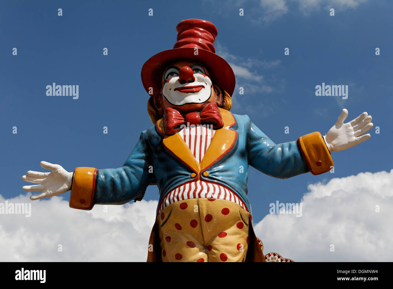 Clown avec un chapeau haut et les bras étendus, fun fair figure Banque D'Images