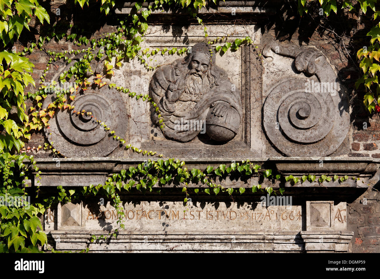 Relief représentant Dieu le Père avec un globe, l'entrée de l'hôtel de ville, Moenchengladbach, Rhénanie du Nord-Westphalie Banque D'Images