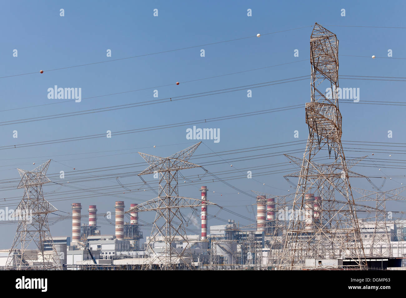 DEWA Power Station, électricité, pylônes de transmission Nakheel Harbour, Dubaï, Émirats arabes unis, au Moyen-Orient, en Asie Banque D'Images