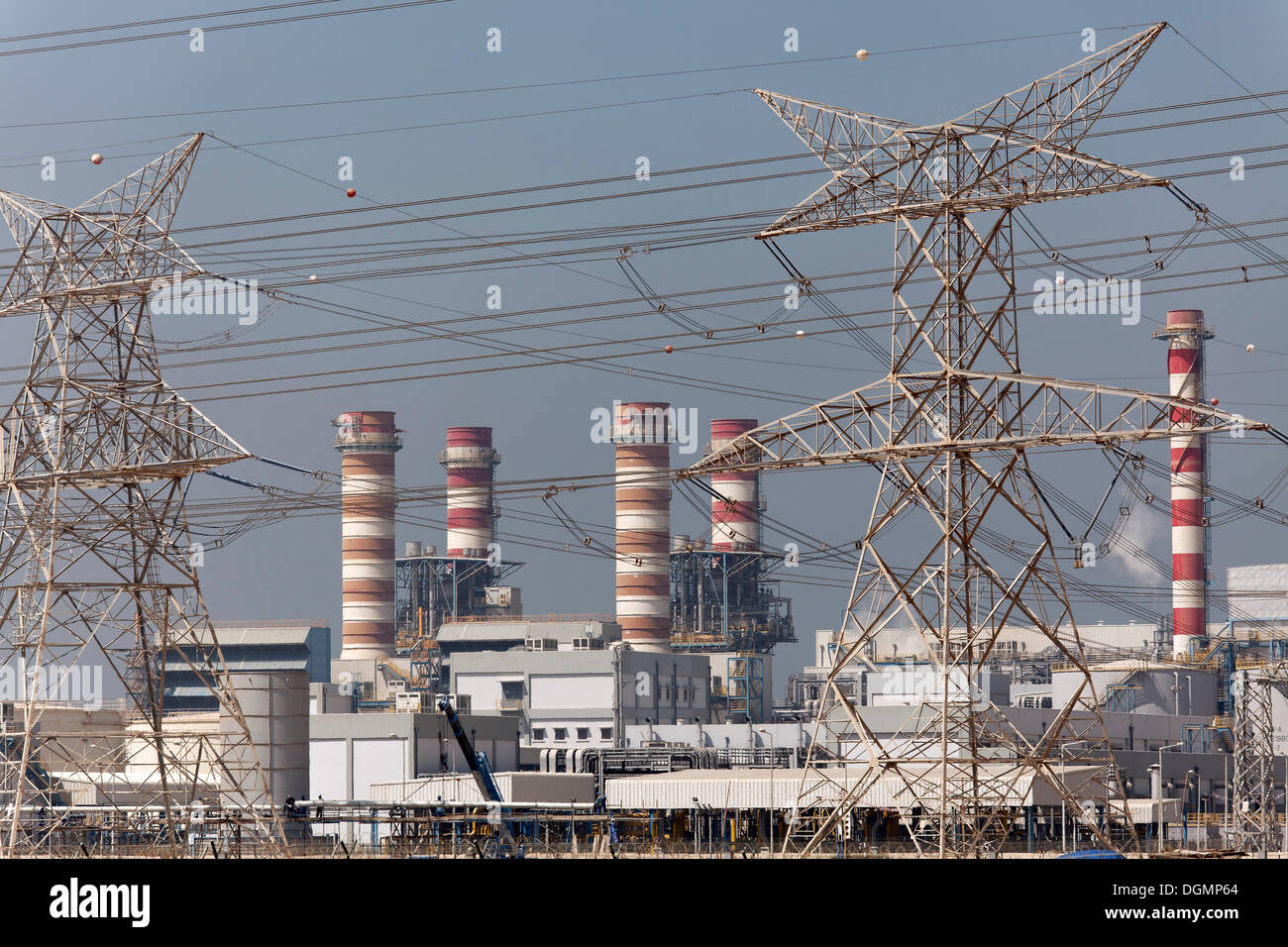 DEWA Power Station, électricité, pylônes de transmission Nakheel Harbour, Dubaï, Émirats arabes unis, au Moyen-Orient, en Asie Banque D'Images
