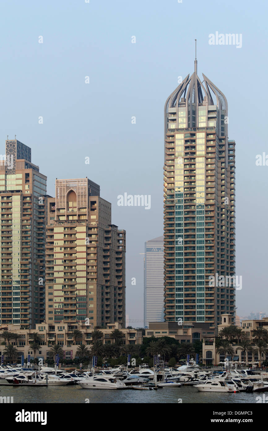Gratte-ciel et une marina, la Marina de Dubaï, Dubaï, Emirats Arabes Unis, au Moyen-Orient, en Asie Banque D'Images