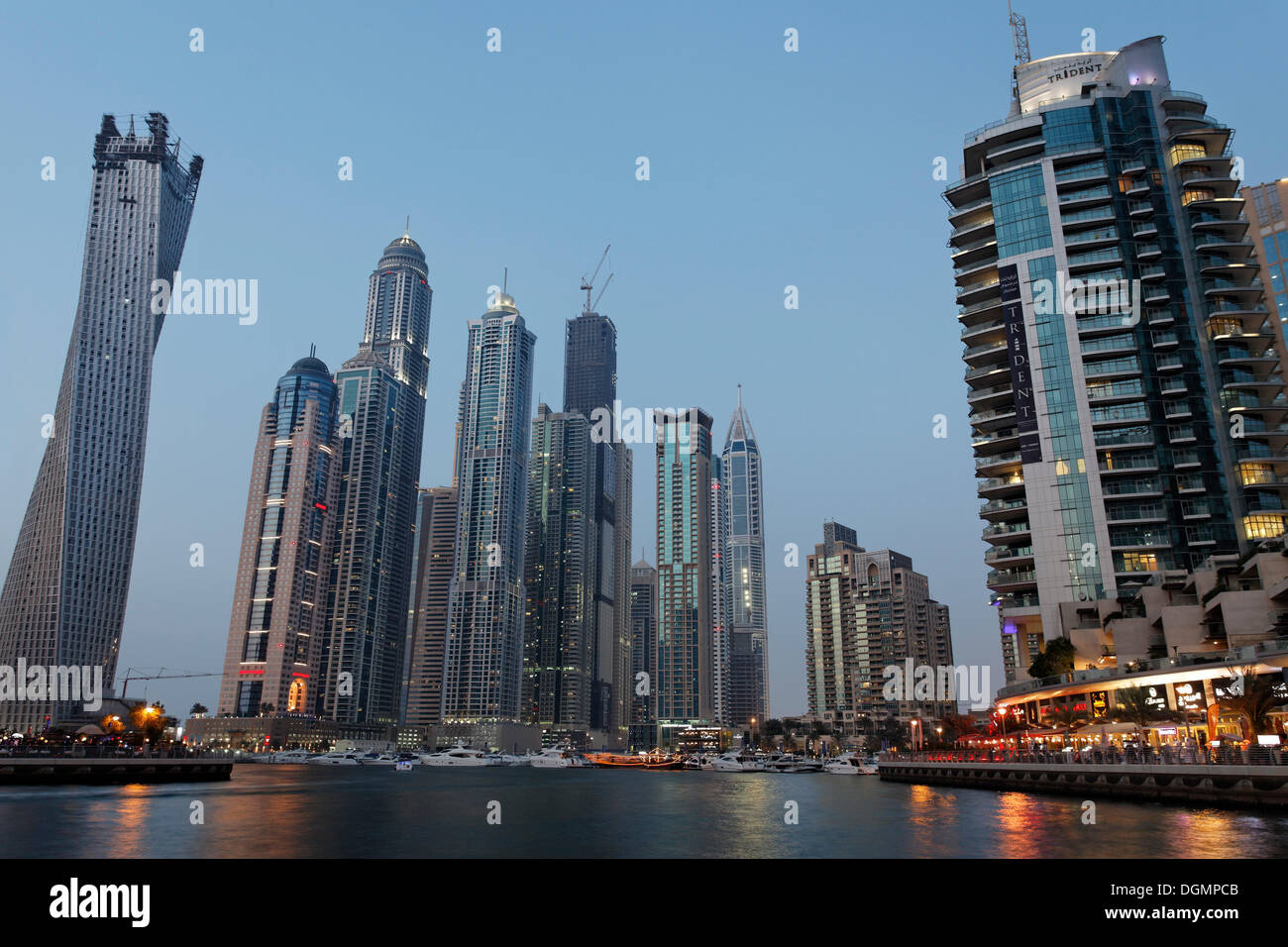 Gratte-ciel de Dubaï Marina district, l'humeur du soir, Dubaï, Émirats arabes unis, au Moyen-Orient, en Asie Banque D'Images