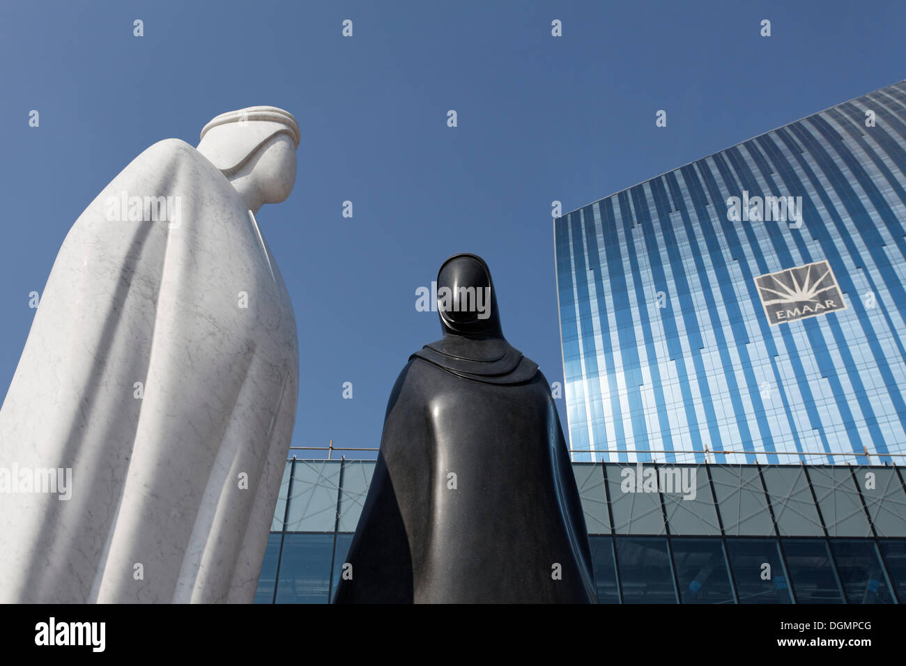 Sculpture d'un arabe et d'une femme arabe en face de l'immeuble EMAAR, Dubaï, Émirats arabes unis, au Moyen-Orient, en Asie Banque D'Images