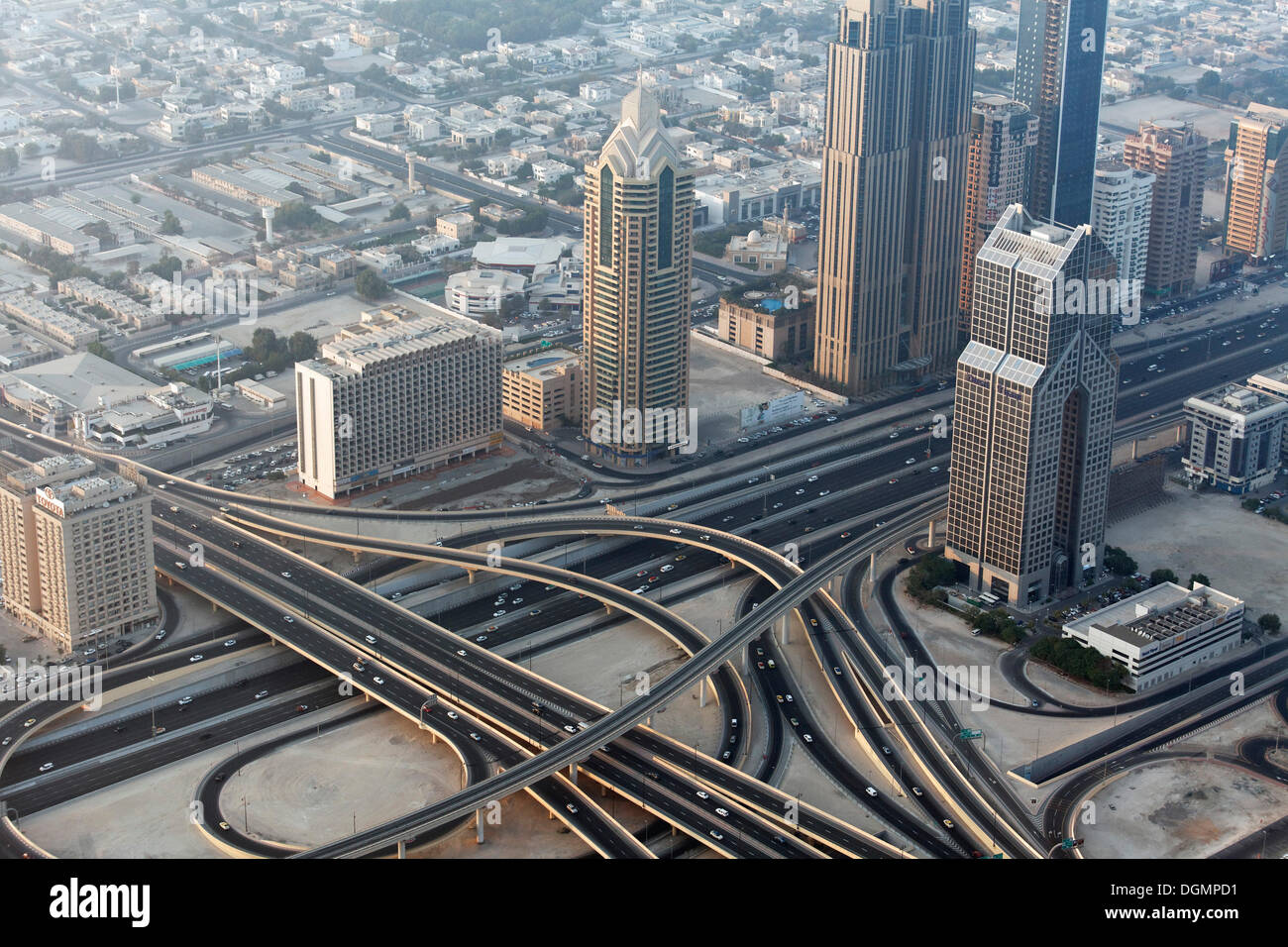 Vue depuis le Burj Khalifa sur une jonction d'autoroutes sur Sheikh Zayed Road, Émirats arabes unis, au Moyen-Orient, en Asie Banque D'Images