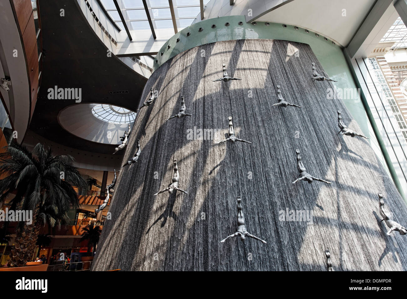 La cascade artificielle, cascade intérieure avec sculptures grandeur de  plongeurs, centre commercial Centre Commercial de Dubaï, Émirats Arabes  Unis Photo Stock - Alamy