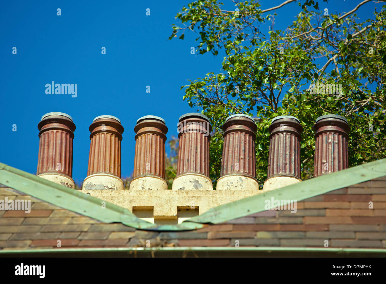 7 Pots de cheminée sur un bâtiment dans le Royal Botanic Garden, Sydney. Banque D'Images