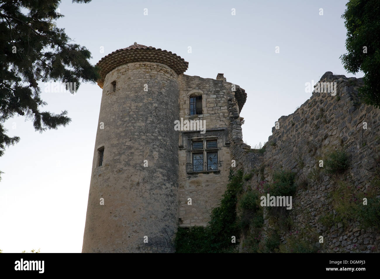 Le Poete Laval France Un Tour Du Chateau Fort Medieval Ruine Photo Stock Alamy