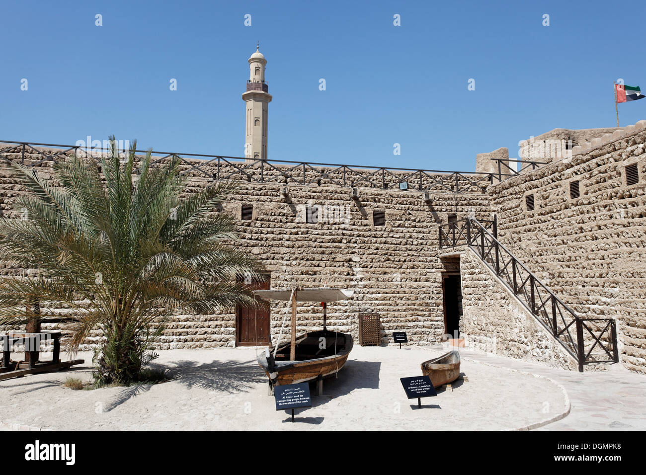 Cour intérieure avec des bateaux historiques, le Fort Al-Fahidi, le musée de Dubaï, Émirats arabes unis, au Moyen-Orient, en Asie Banque D'Images