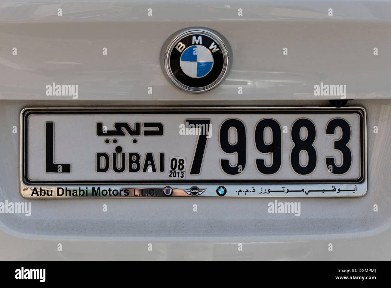 BMW avec une plaque de numéro de Dubaï, Émirats arabes unis, au Moyen-Orient, en Asie Banque D'Images