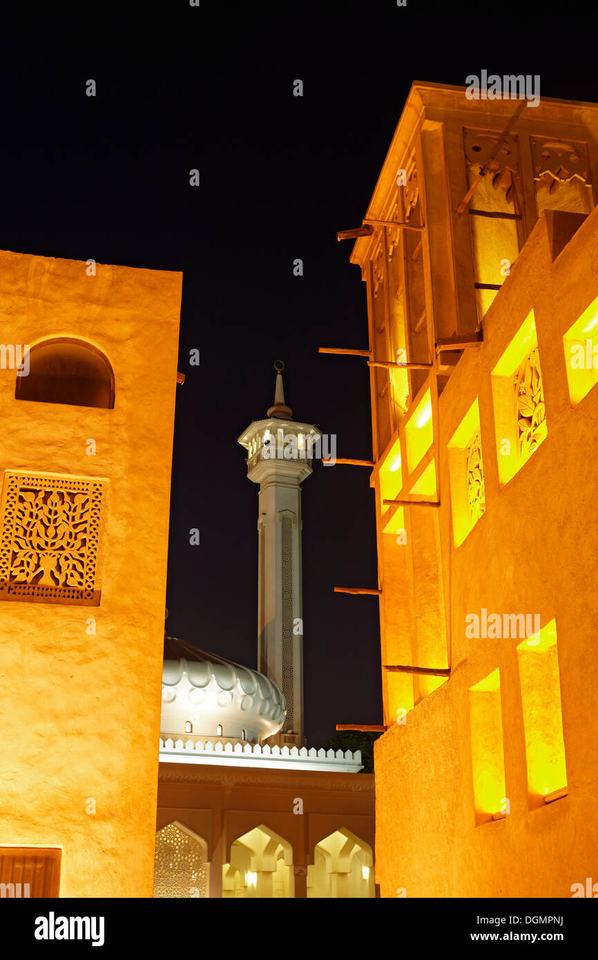 Tour éolienne restaurée maisons et une mosquée, vieux quartier de Bastakiya, Bur Dubai, Émirats arabes unis, au Moyen-Orient, en Asie Banque D'Images