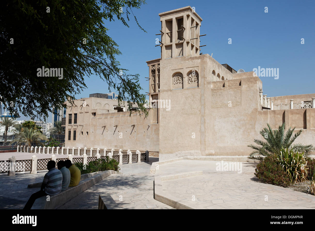 Vent restauré maisons tours, vieux quartier de Bastakiya, Bur Dubai, Émirats arabes unis, au Moyen-Orient, en Asie Banque D'Images