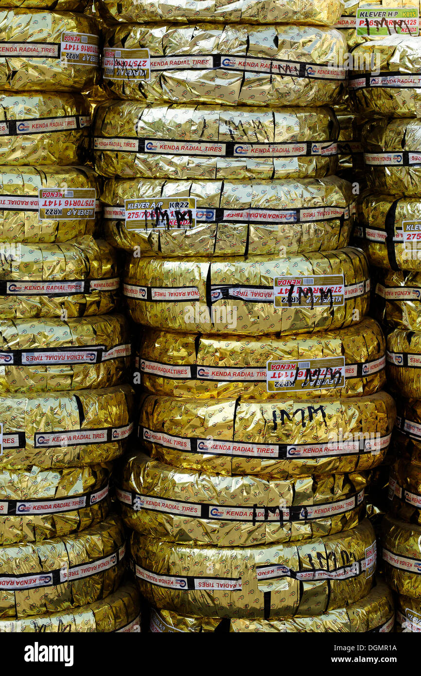 Kenda pneus tout terrain enveloppés dans une feuille d'or, paniers de chargement sur la Crique de Dubaï, Dubaï, Émirats arabes unis, au Moyen-Orient, en Asie Banque D'Images