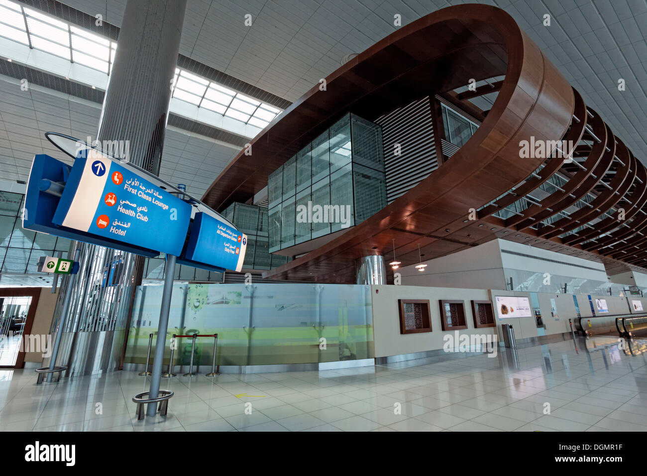 Salon première classe d'Emirates Airlines, l'Aéroport International de Dubaï, Émirats arabes unis, au Moyen-Orient, en Asie Banque D'Images