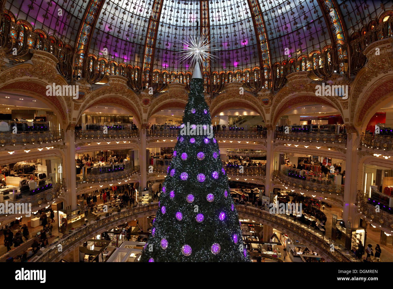 Arbre de Noël Swarovski dans le Grand Hall de l'Galeries Lafayette, grand magasin, 8ème arrondissement, Paris, Ile-de-France Banque D'Images