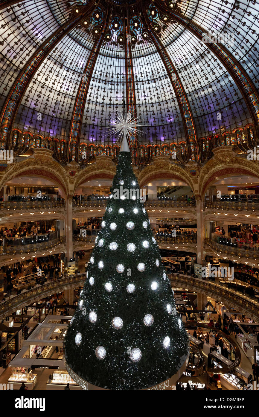 Arbre de Noël Swarovski dans le Grand Hall de l'Galeries Lafayette, grand magasin, 8ème arrondissement, Paris, Ile-de-France Banque D'Images
