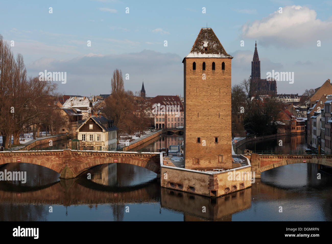 Ponts couverts ou ponts couverts sur l'Ill et de la tour de la muraille de la ville, la Petite France, Strasbourg Banque D'Images