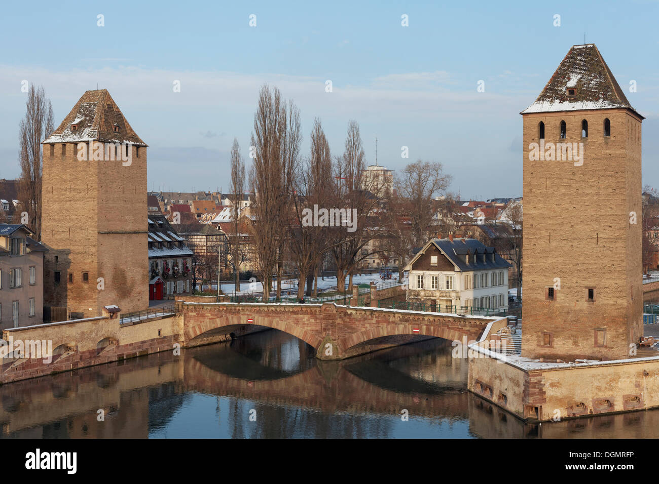 Ponts couverts ou ponts couverts sur l'Ill et des tours de la muraille de la ville, la Petite France, Strasbourg Banque D'Images
