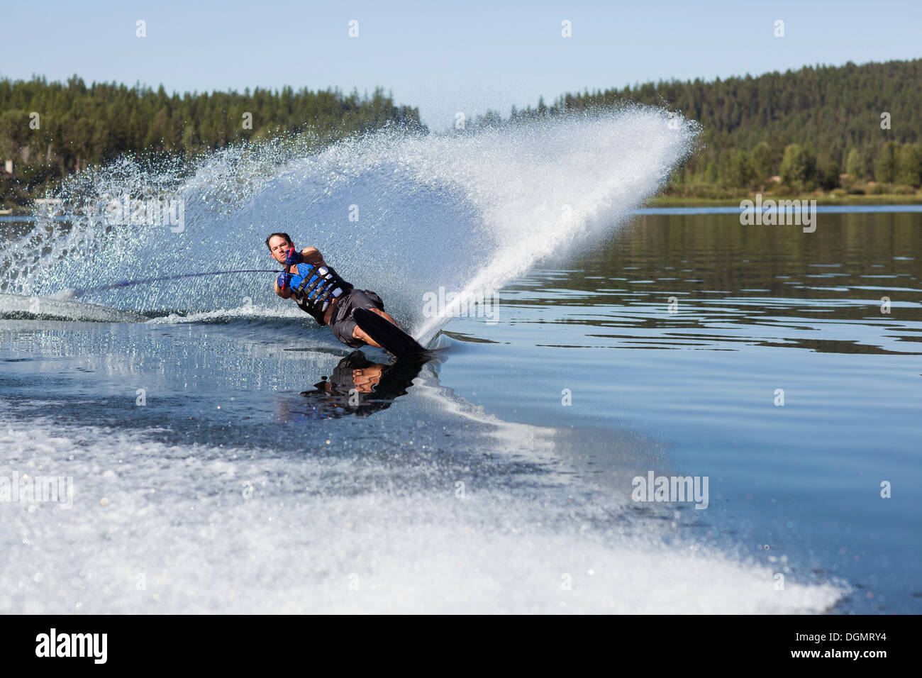 USA, Montana, Whitefish, Whitefish Lake, l'Homme le ski nautique Banque D'Images