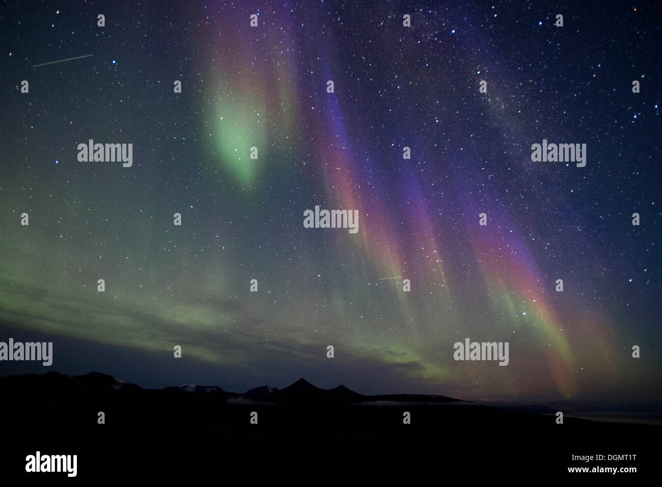 Vert, Bleu et violet northern lights, aurora borealis, avec de légères traces de deux satellites, Spitsbergen, Svalbard, Norvège Banque D'Images