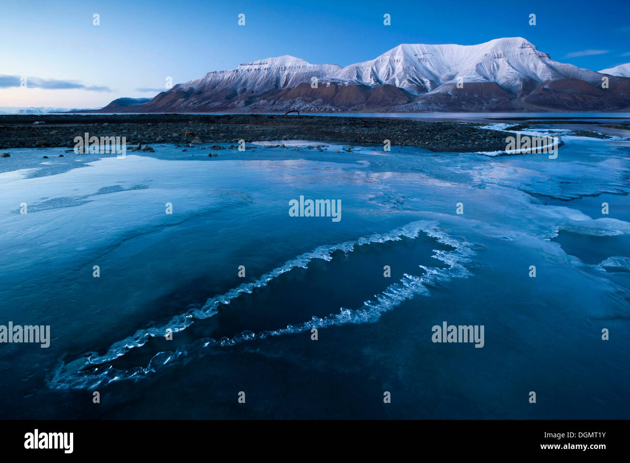 Frozen river sur Longyearelva Adventfjorden, Longyearbyen, Svalbard, Spitzberg, Norvège, Scandinavie, Europe Banque D'Images