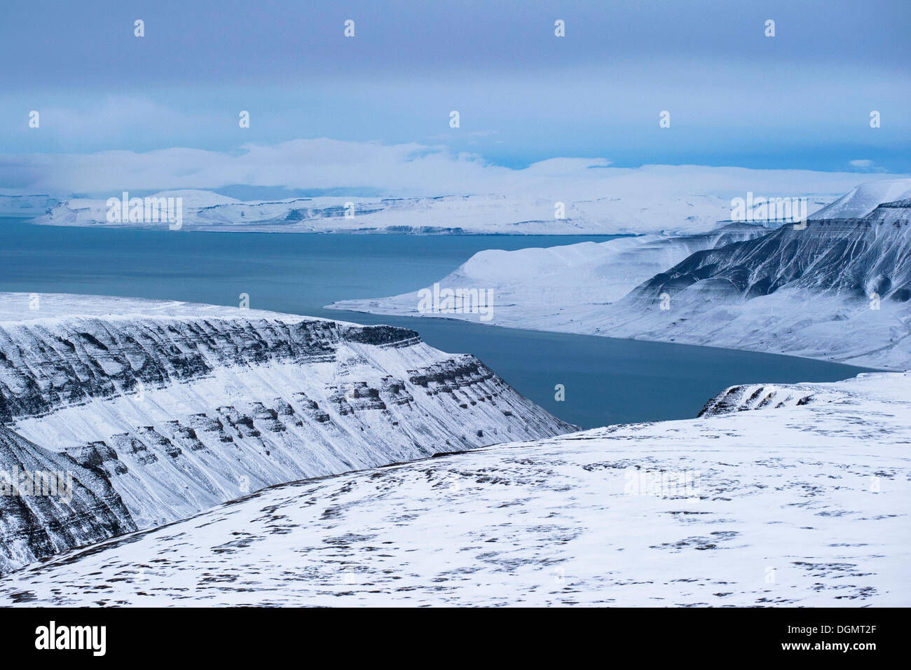 Paysage d'hiver, Spitzberg, vue d'Longyeardalen, Adventfjorden et Isfjorden, Longyearbyen, Spitsbergen, Svalbard, Norvège Banque D'Images