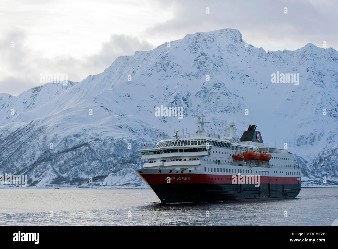 Kong Harald, un navire Hurtigruten sur son chemin dans le fjord, Oeksfjord Øksfjord, Finnmark, Norvège, Europe Banque D'Images